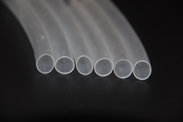 ¿De qué material está hecho el tubo termorretráctil transparente?