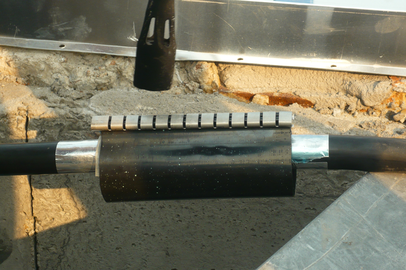 Proceso de instalación del tubo termorretráctil con cremallera, pasos gráficos detallados